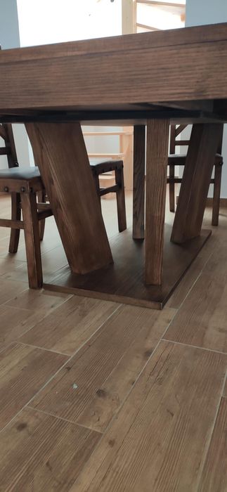 Mesa rústica extensível com cadeiras