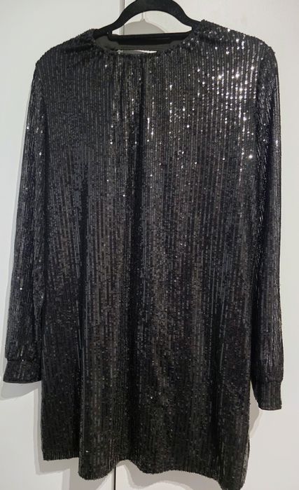 Cekinowa sukienka mini z odkrytymi plecami WEIGHTLESS – Efekt WOW!