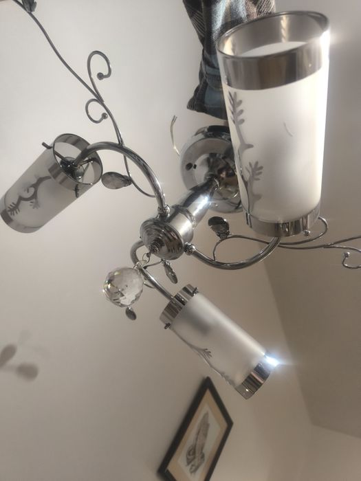 Люстра на три лампи