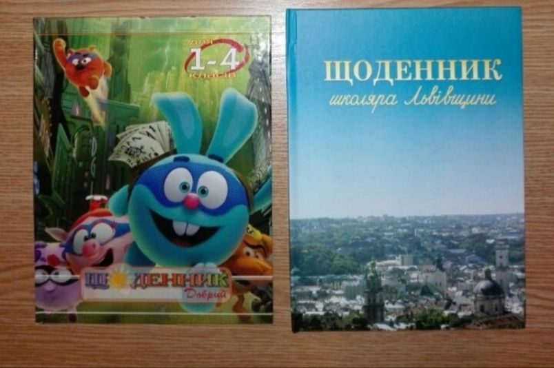 Шкільне приладдя: пенали олівці фломастери щоденники