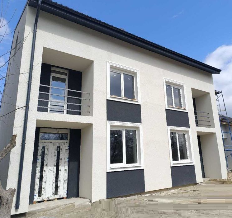 Продаж дуплекса  в дуже затишній та спокійній локації.