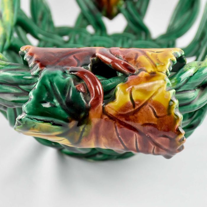 Cesta em Faiança das Caldas com pegas em forma de parras