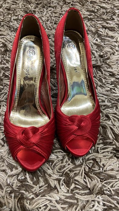 Saltos altos vermelhos tamanho36