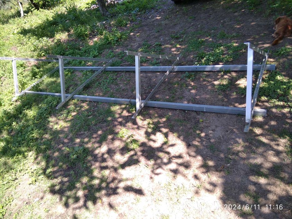 Painéis solares, apenas estrutura de suporte.