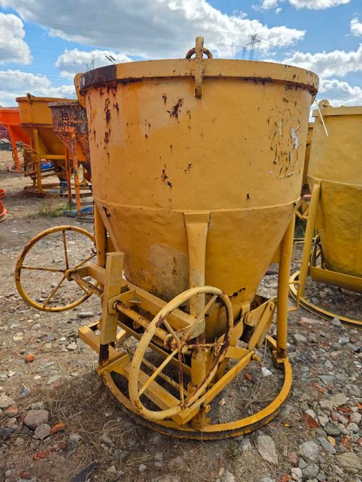 Silos zbiornik pojemnik lej dźwigowy na beton 750 L Koło Rękaw łańcuch spust centralny nr 2 betonsilo typ 1012 h niemiecki