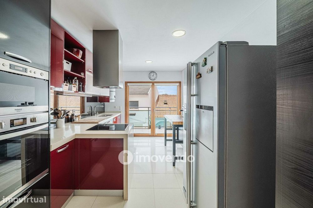 Apartamento T2 moderno, com garagem e varanda, no Milharado