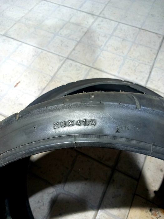 Vendo 2 pneus de mota