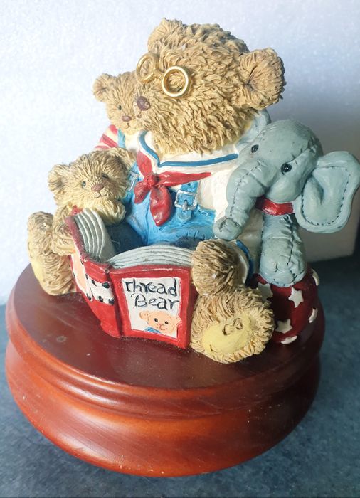 Bonitinha figura de ursinhos vintage com caixa de música