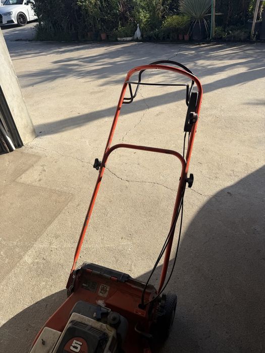 Maquina de cortar relva