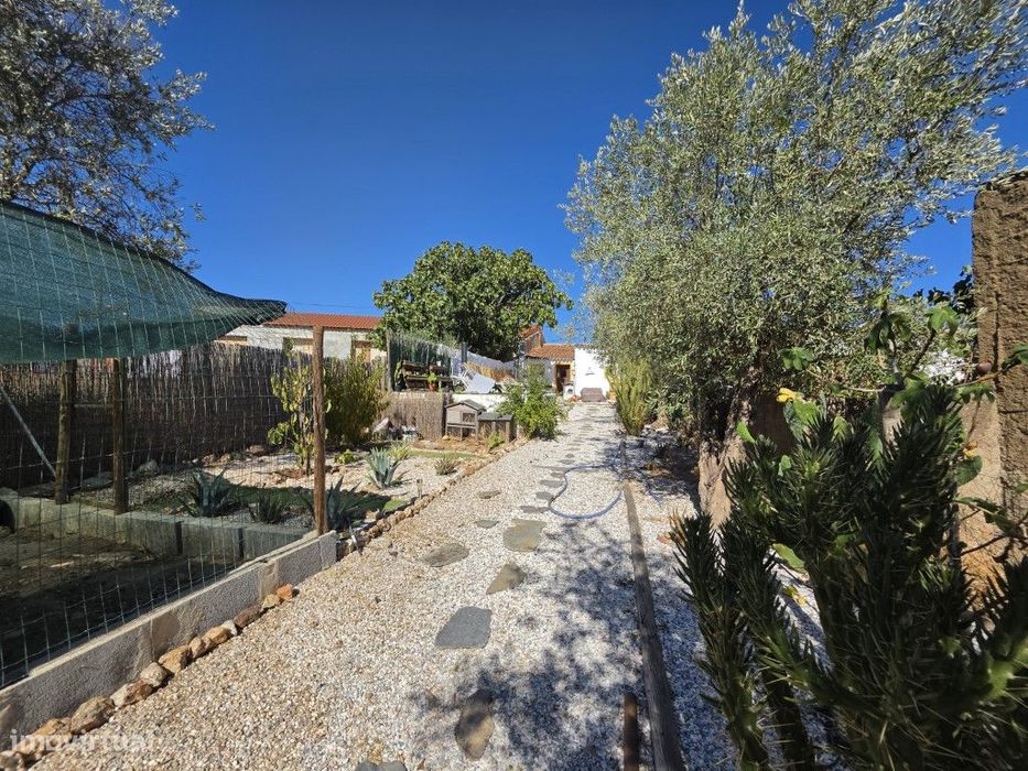 Moradia T2+1, em lote de 525 m2 a 6 km da praia da Amieira