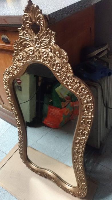 Espelho com Moldura Decorativa  de Estilo Classico em talha Dourada