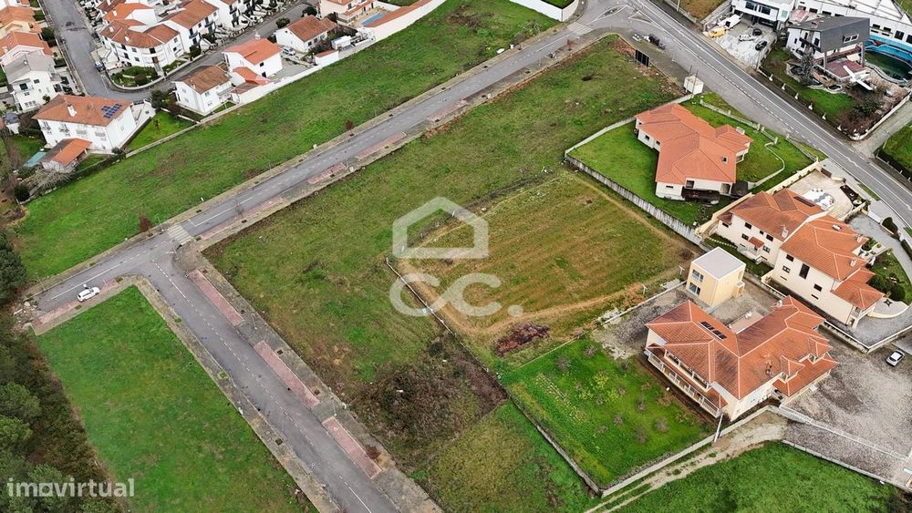 Lote de terreno destinado à construção de moradia, situado em uma loca