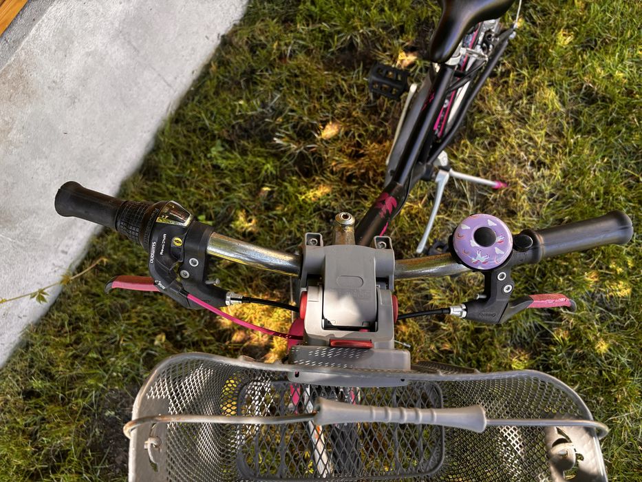 Rower dziecięcy B'Twin 24" z koszykiem – czarno-różowy
