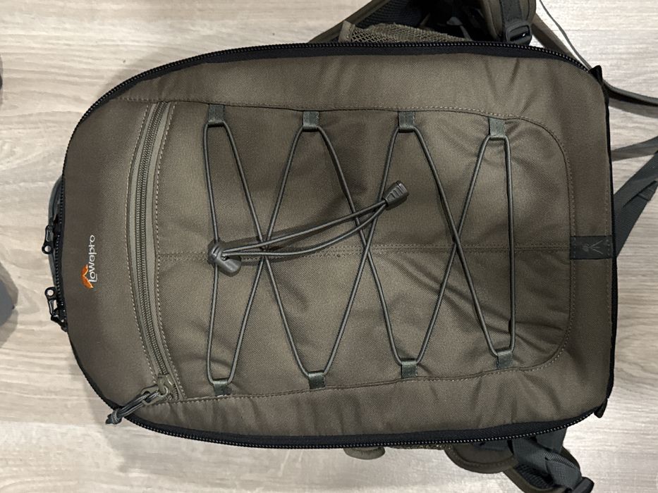 Canon 80D com varios acessórios e mochila