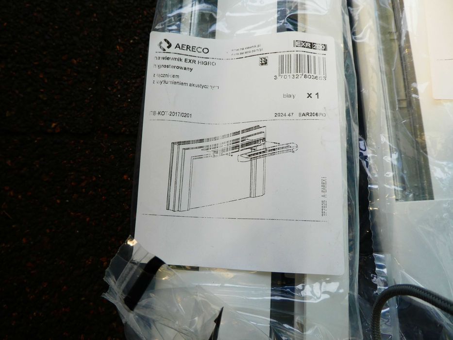 Nawiewnik higrosterowany EXR + podkładka montażowa + okap standardowy