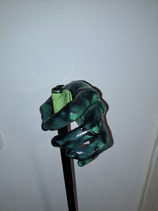 Vendo arma de chumbo decorativa com pintura exclusiva e suporte de mao