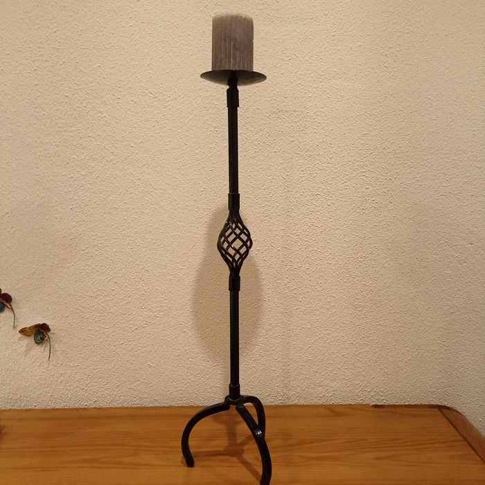 Castiçal alto vintage em ferro forjado