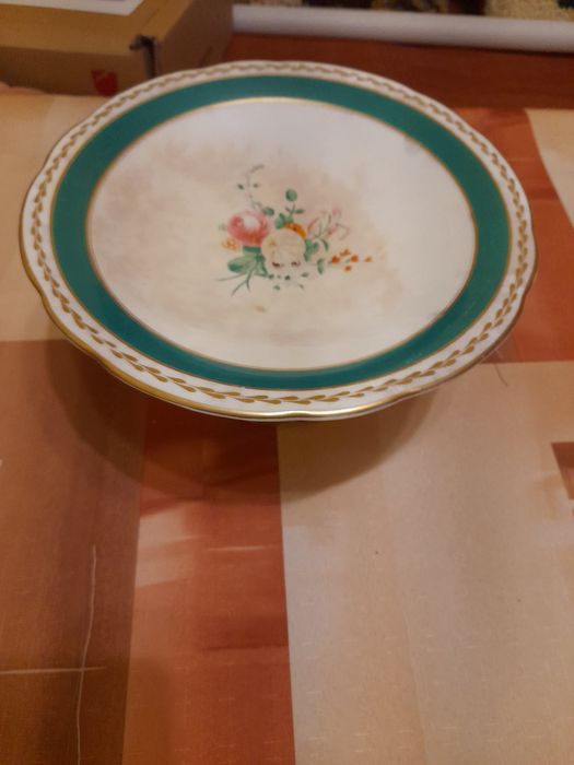 Ceramiczna patera ładna stojąca na nóżce