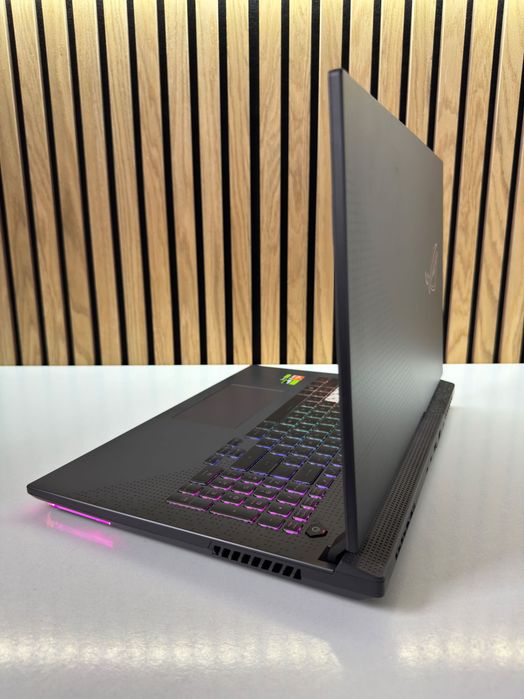Asus Rog Strix 17.3" 2K 240Hz Ryzen 9 7945HX RTX 4050 6Gb 16 Gb 1 Tb