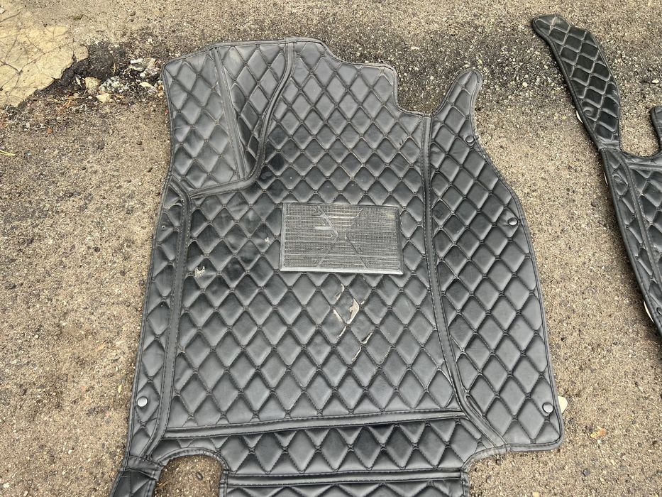 Продам комплект коврів в салон на лексус нх 18 року