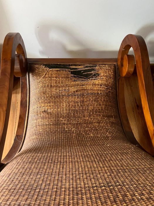 Cadeirão estilo colonial em madeira e palhinha