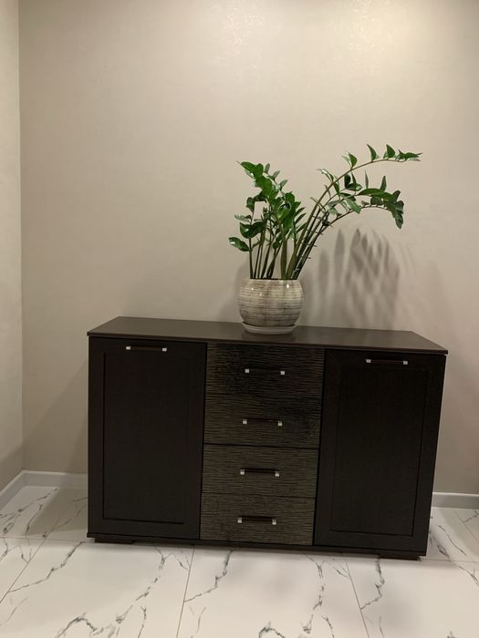 Комод вмісткий із 4 шухлядами і полками