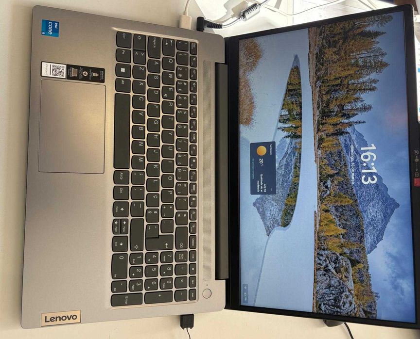 Portátil Lenovo IdeaPad Slim 3 15IAH8-043 15.6"