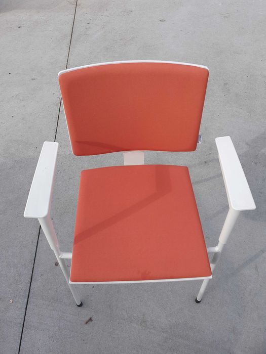 Cadeiras de reunião/escritório confortáveis.