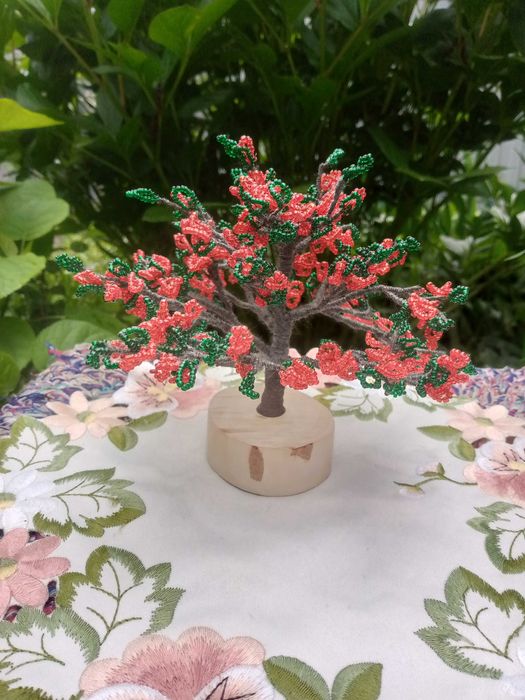 Дерево з бісеру червоного кольору...