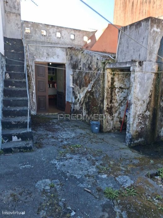 Moradia localizada na freguesia da Ribeirinha