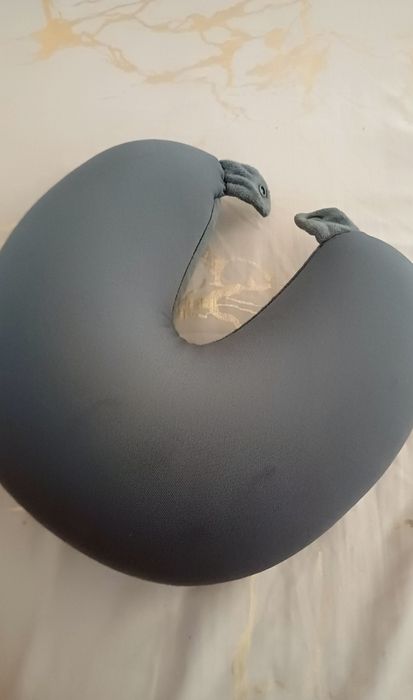 Dwustronna miękka ciemnoszara poduszka podróżna