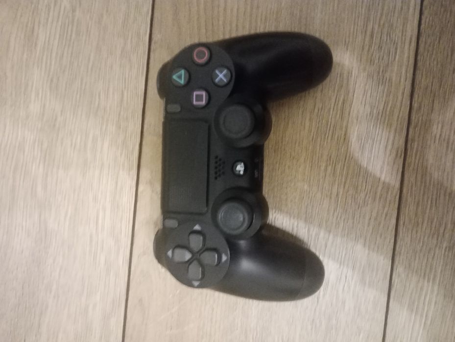 PlayStation 4 pro 1 TB, 2 pady
