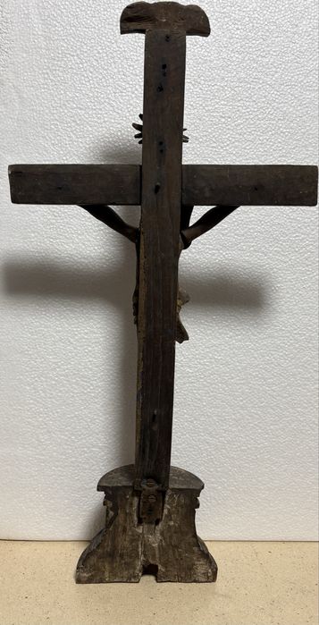 Antigo crucifixo de arte popular brasileira em madeira esculpida