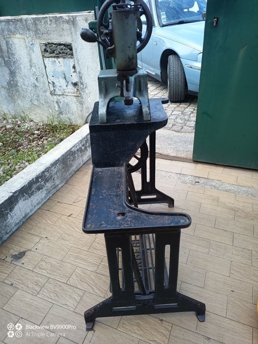 Aqui vai uma verdadeira máquina Singer de sapateiro