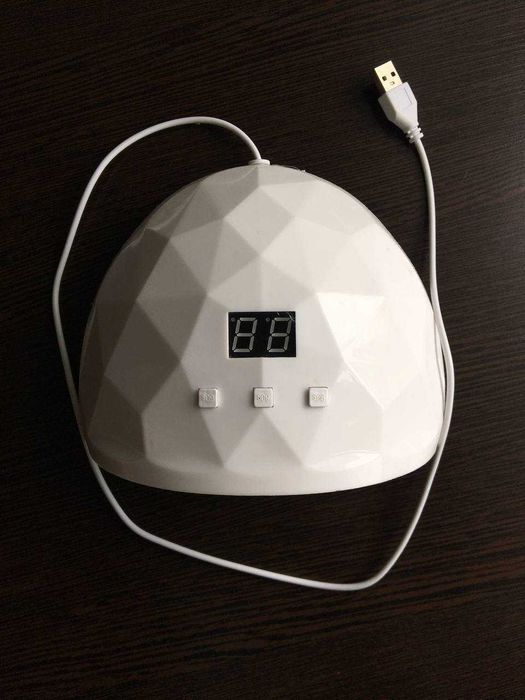 УФ-лампа для сушки нігтів