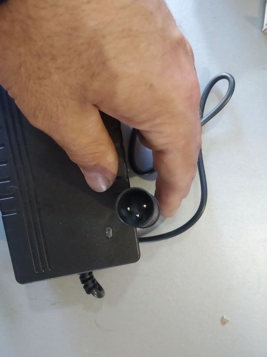 Зарядне 10S. 36V 5A