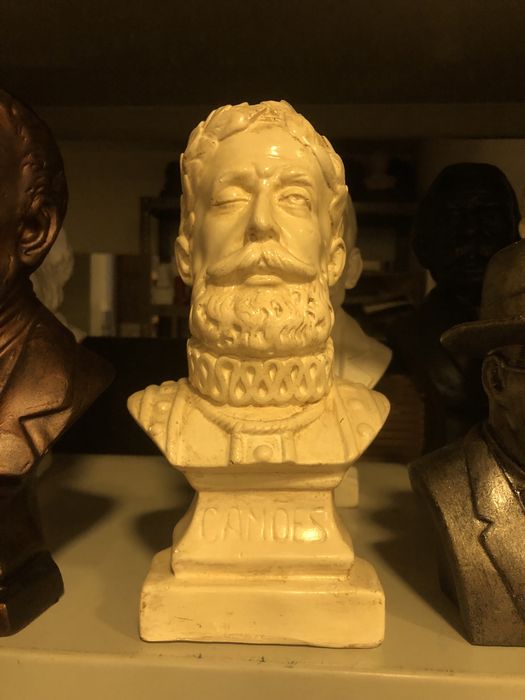 Bustos de escritores portugueses