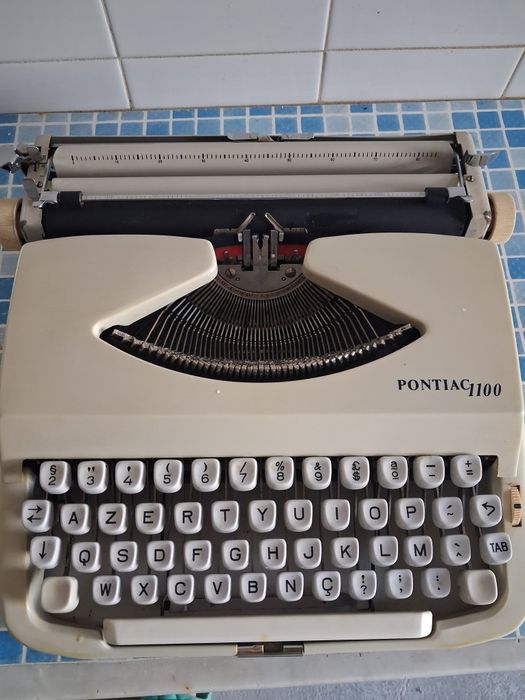 Maquina de escrever antiga