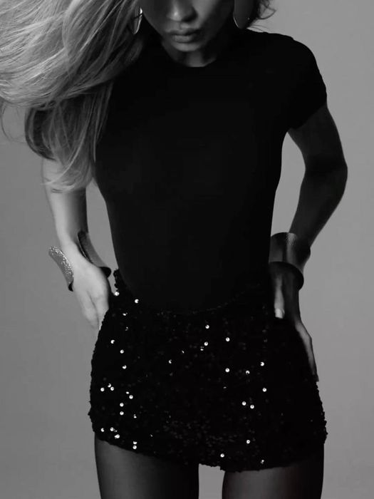 Шорты з паєтками