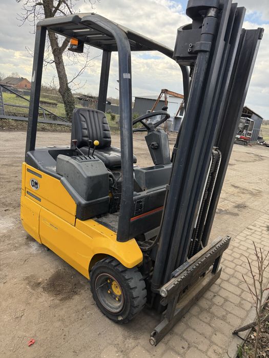 Wozek Widłowy OM trzykolowy triplex bateria 48 v