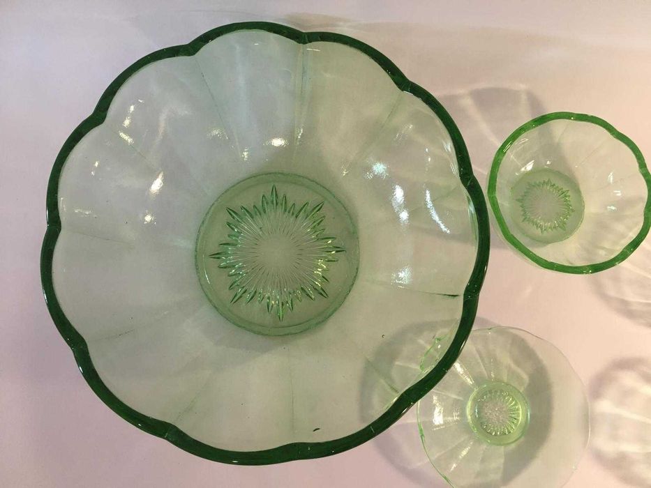 Conjunto de taças antigas em uralina ou vidro de urânio