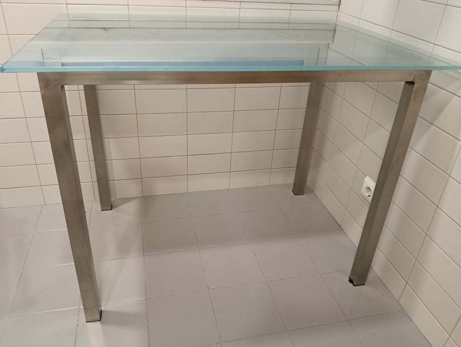Mesa em aço e vidro fosco temperado
