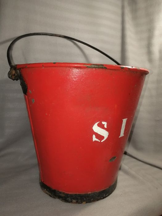 Balde de metal antiga estação de serviço