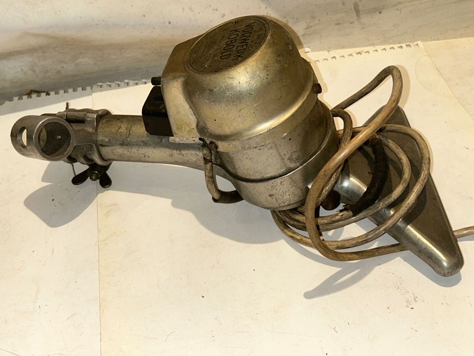 Jakieś stare urządzenie do sprzątania sygnowane