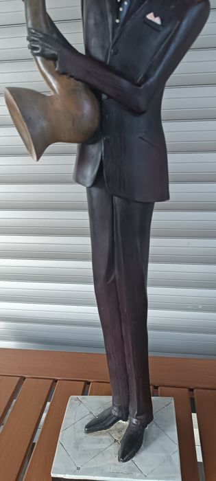 Estatueta que representa um músico