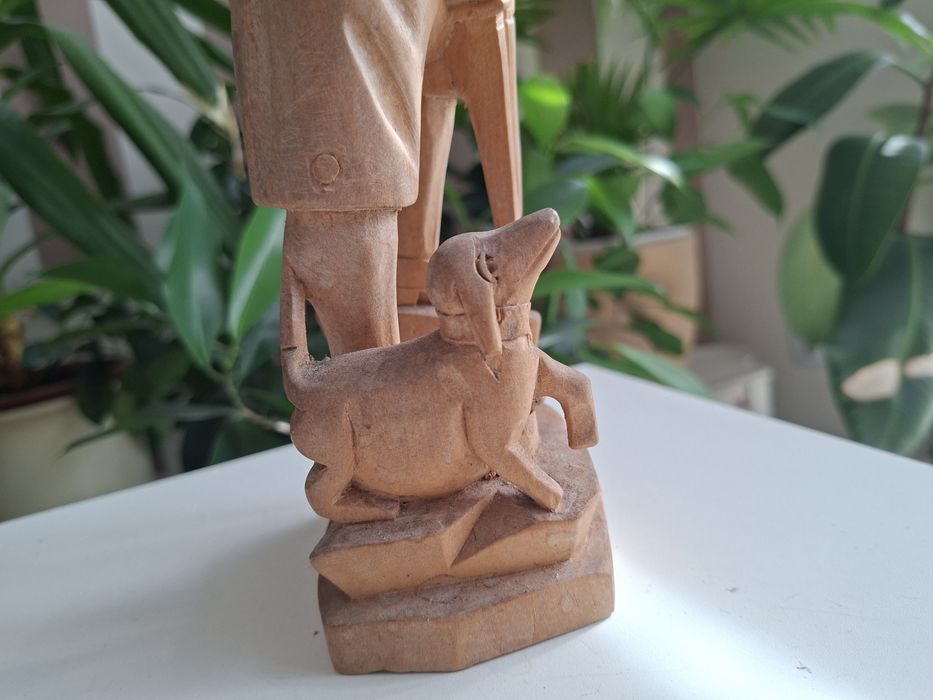 Drewniana figurka wędrowca / myśliwego