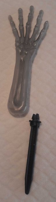 Ręka, dłoń szkieleta, wystająca z ziemi (Zabawka, dekoracja, Halloween
