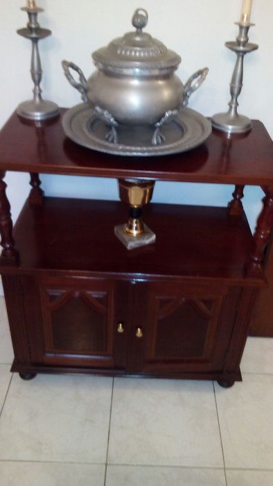 1 mesa pedra mármore e 1 movel 50€ cada