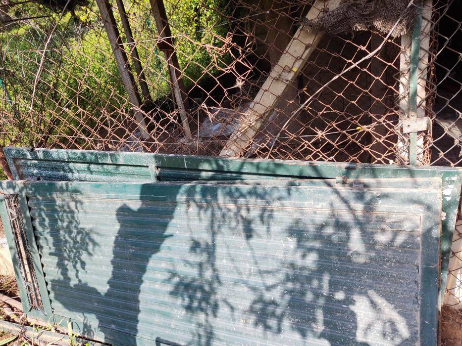 Portas de ferro com aro respetivo e fechadura