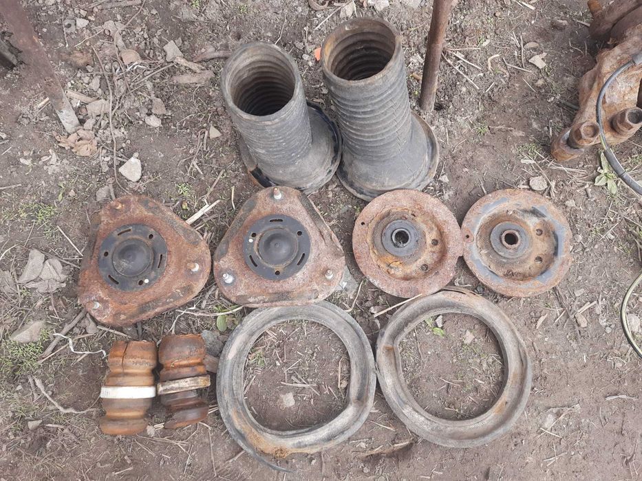 Опори чашки та відбійники передніх амортизаторів Тойота Авенсіс т25